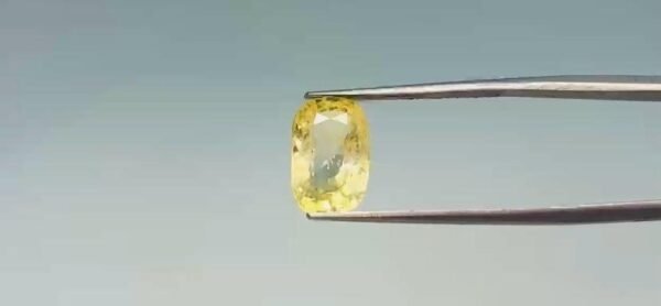 Yellow Sapphire - 4.65 Carat