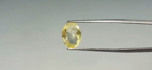 Yellow Sapphire - 4.05 Carat