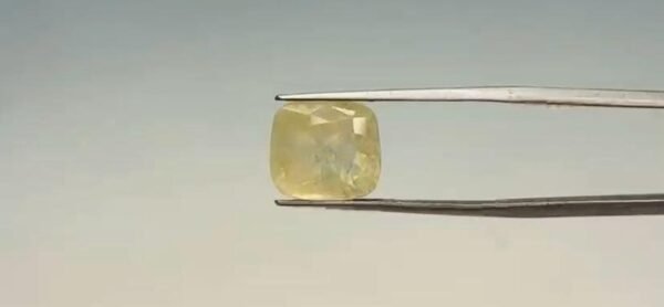 Yellow Sapphire - 9.85 Carat