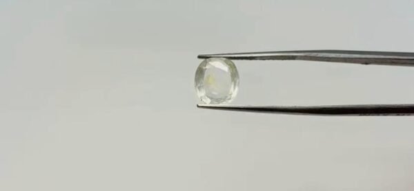 White sapphire - 3.7 Carat