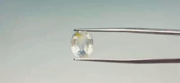 White sapphire - 4.4 Carat