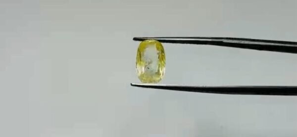 Yellow sapphire - 5.9 Carat