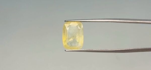 Yellow sapphire - 7.3 Carat