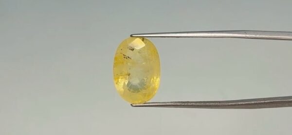 Yellow sapphire - 9.3 Carat