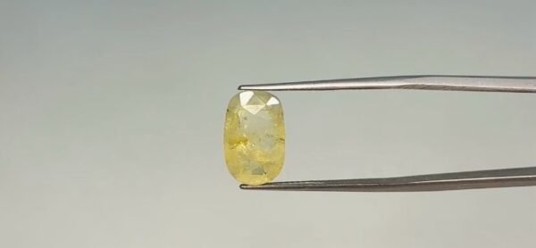 Yellow sapphire - 7 Carat