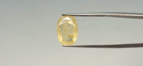 Yellow sapphire - 6.35 Carat
