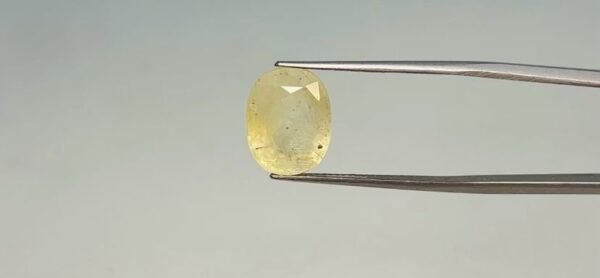 Yellow sapphire - 7.65 Carat