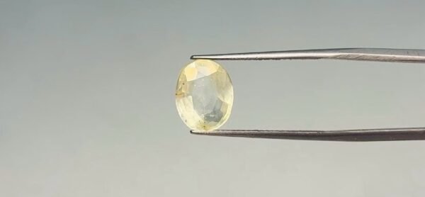 Yellow sapphire - 3.8 Carat