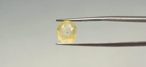 Yellow sapphire - 5.5 Carat