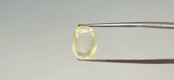 Yellow sapphire - 3.75 Carat