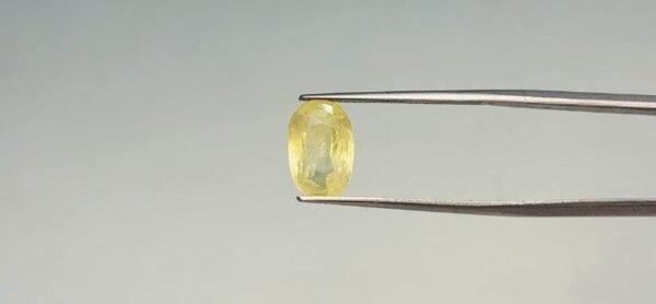 Yellow sapphire - 3.65 Carat