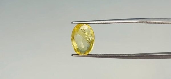 Yellow sapphire - 3.05 Carat