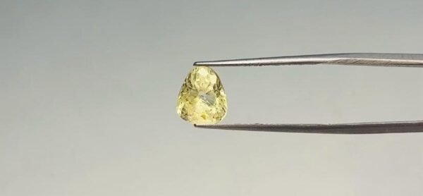 Yellow sapphire - 3.3 Carat