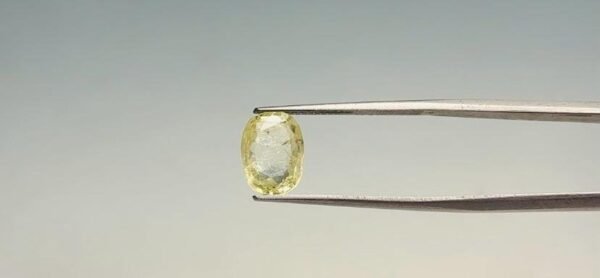 Yellow sapphire - 3.7 Carat
