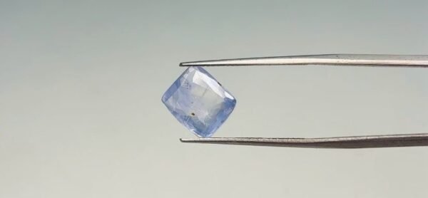 Blue sapphire - 3.95 Carat