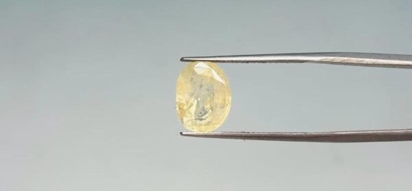 Yellow sapphire - 5.9 Carat