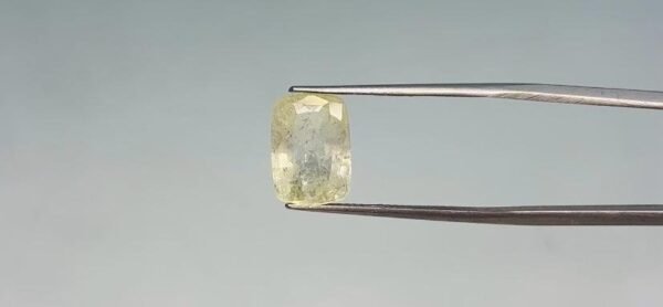 Yellow sapphire - 5.85 Carat