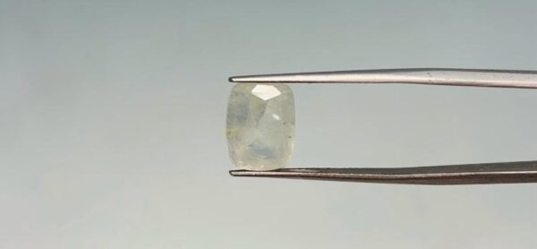 Yellow sapphire - 6.85 Carat