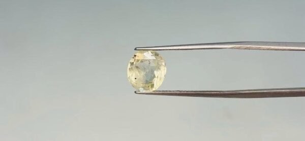 Yellow sapphire - 3.7 Carat
