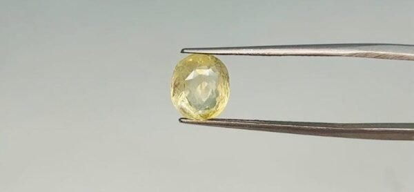 Yellow sapphire - 3.65 Carat