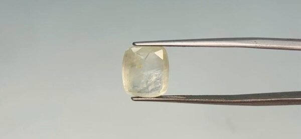 Yellow sapphire - 5.9 Carat