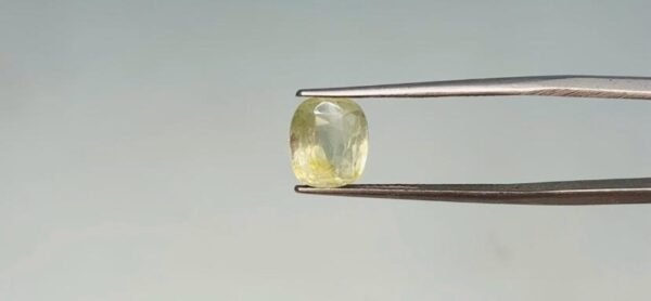 Yellow sapphire - 3.7 Carat