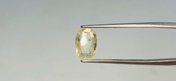 Yellow sapphire - 3.65 Carat