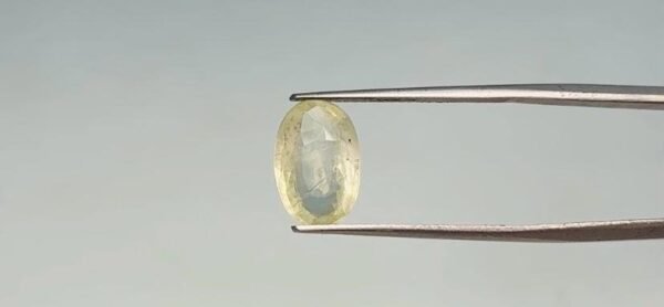 Yellow sapphire - 3.7 Carat
