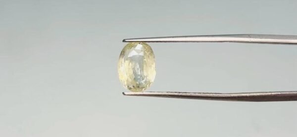 Yellow sapphire - 3.95 Carat