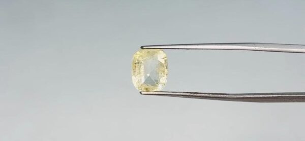 Yellow sapphire - 3.7 Carat