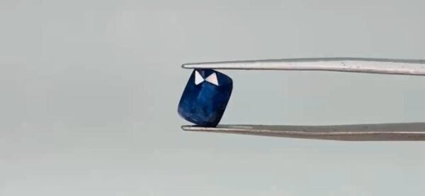 Blue sapphire - 3.7 Carat