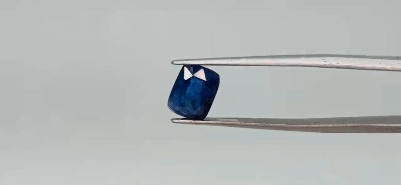 Blue sapphire - 3.7 Carat