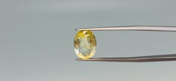 Yellow sapphire - 6.1 Carat