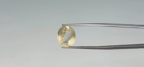 Yellow sapphire - 8.2 Carat