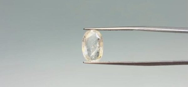 Yellow sapphire - 5.7 Carat