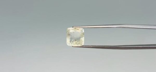 Yellow sapphire - 5.25 Carat