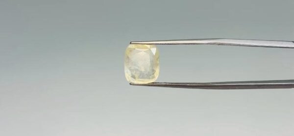 Yellow sapphire - 5.95 Carat