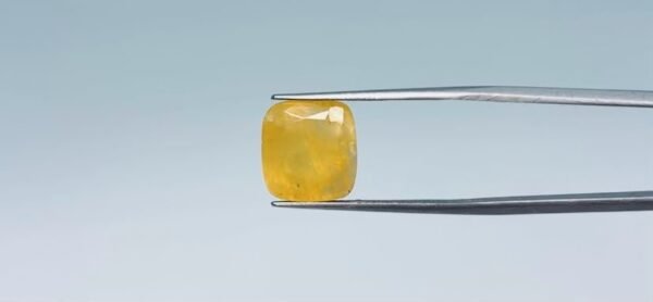 Yellow sapphire - 10 Carat