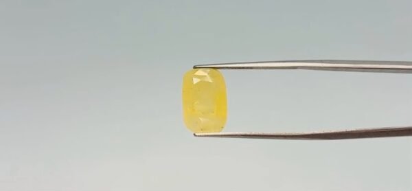 Yellow sapphire - 8.1 Carat