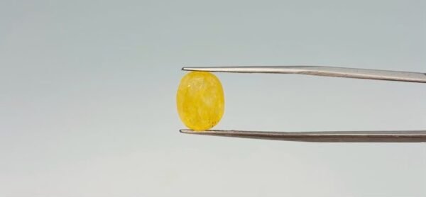 Yellow sapphire - 6.9 Carat