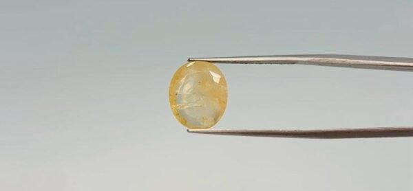 Yellow sapphire - 5.7 Carat