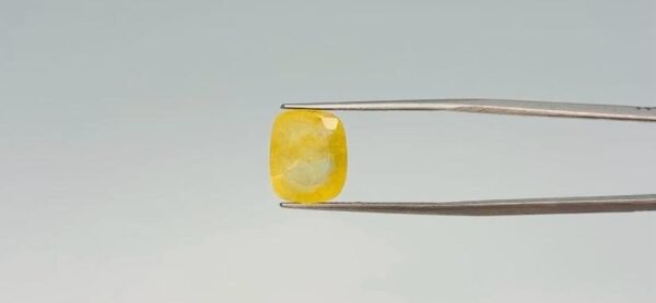 Yellow sapphire - 7.6 Carat