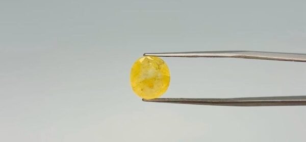 Yellow sapphire - 5.4 Carat