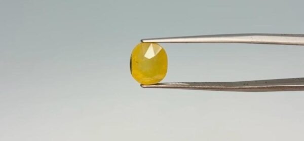 Yellow sapphire - 5.3 Carat
