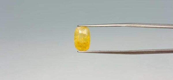 Yellow sapphire - 3.95 Carat