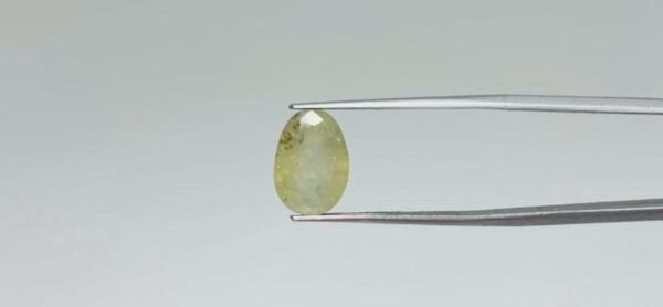 Yellow sapphire - 7.7 Carat