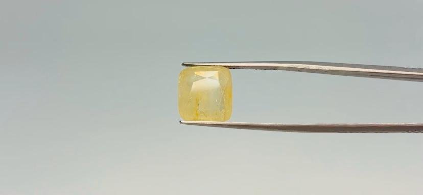 Yellow sapphire - 9.4 Carat